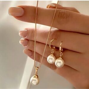 Elegant Gold and Pearl Necklace and Earrings Set